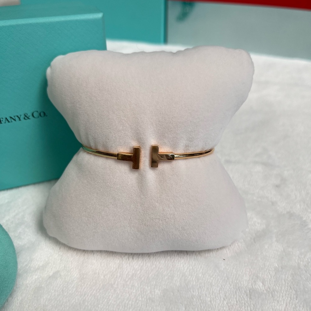 TIFFANY T WIRE BRACELET 18K Rose Gold, Size Medium. - Picture 4 of 17